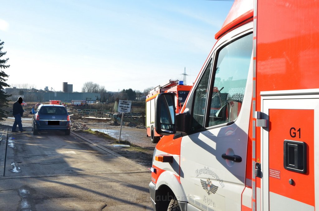 LKW umgestuerzt Kieswerk Harry Kloepferstr Im Feldrain P24.JPG